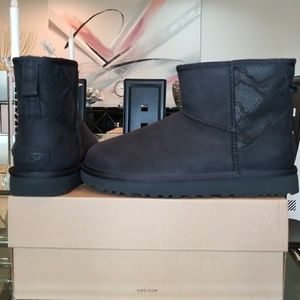 🔦FLASH SALE🔦UGG Classic WMN Mini II Snake❤